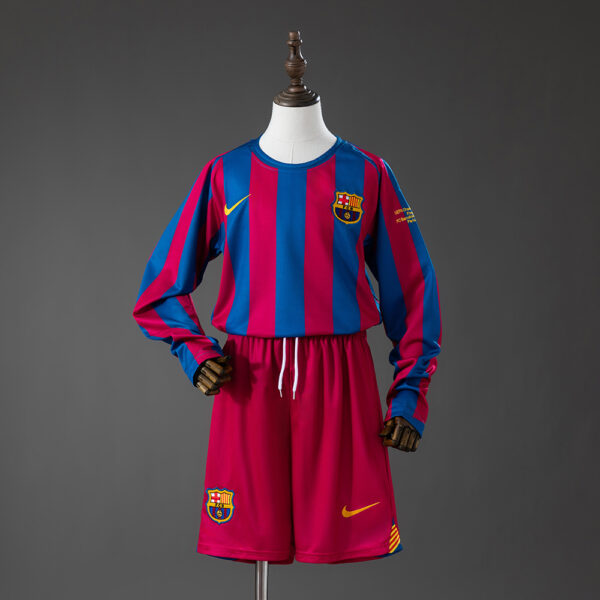 Kit Retro Infantil Barcelona 2005/06 Versión Champions manga larga