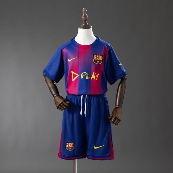 Kit Infantil Barcelona 2025/26 Local Colaboracion Ed Sheeran, Album "PLAY"