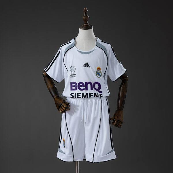 Kit Retro Infantil Real Madrid 2006/07 Local