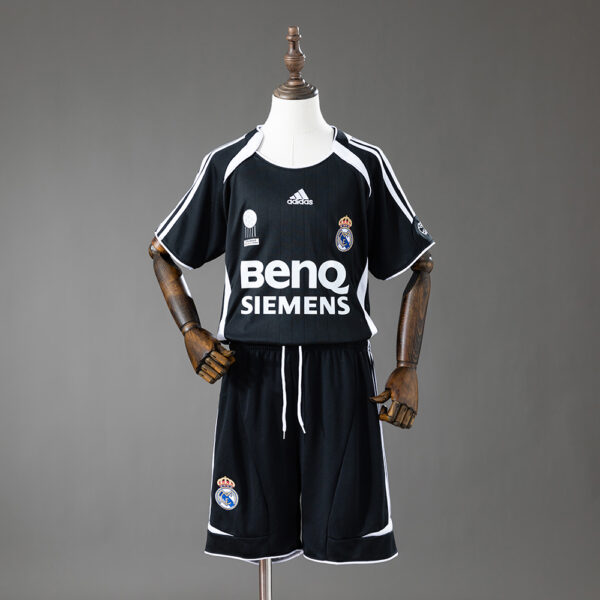 Kit Retro Infantil Real Madrid 2006/07 Visita
