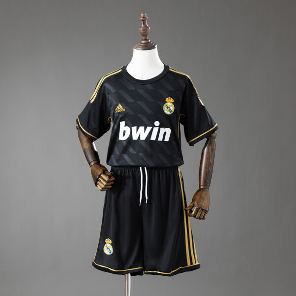 Kit Retro Infantil Real Madrid 2011/12 Visita