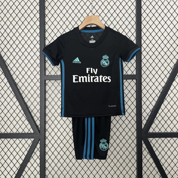 Kit Retro Infantil Real Madrid 2017/18 Visita